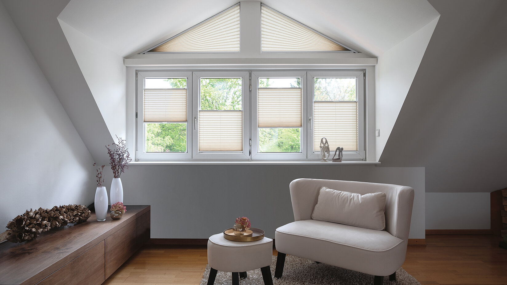 Wohnraum mit cremefarbenen Plissees in Standard- und Sonderform von MHZ