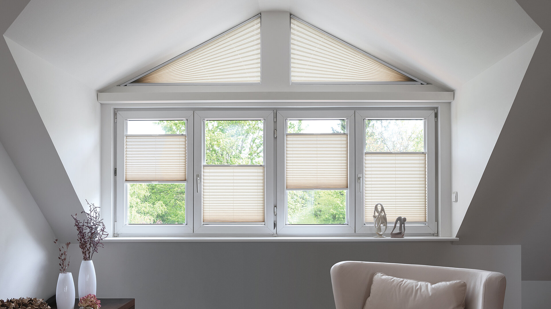 Wohnraum mit cremefarbenen Plissees in Standard- und Sonderform von MHZ