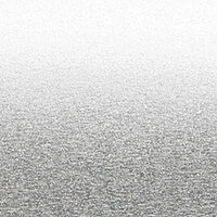 Nahaufnahme einer hellgrauen Jalousie-Lamelle mit strukturierter, metallischer Oberfläche