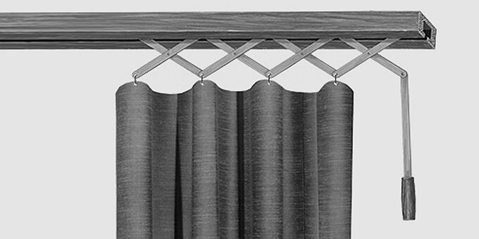 Mechanisches Zug-System mit Scherenmechanik und Vorhang – Darstellung eines Hachtel-Zuges.