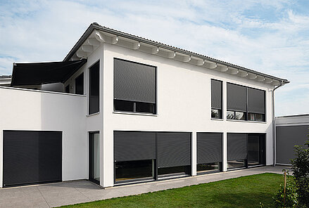 Metallbehang s_onro am Einfamilienhaus in Stuttgart