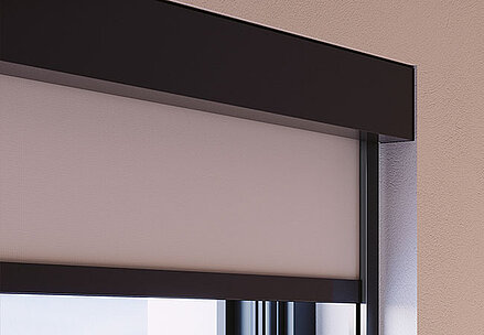 Detailaufnahme eines Kassettenrollos mit schwarzer Oberschiene und seitlicher Führungsschiene für vollständige Lichtdichtheit