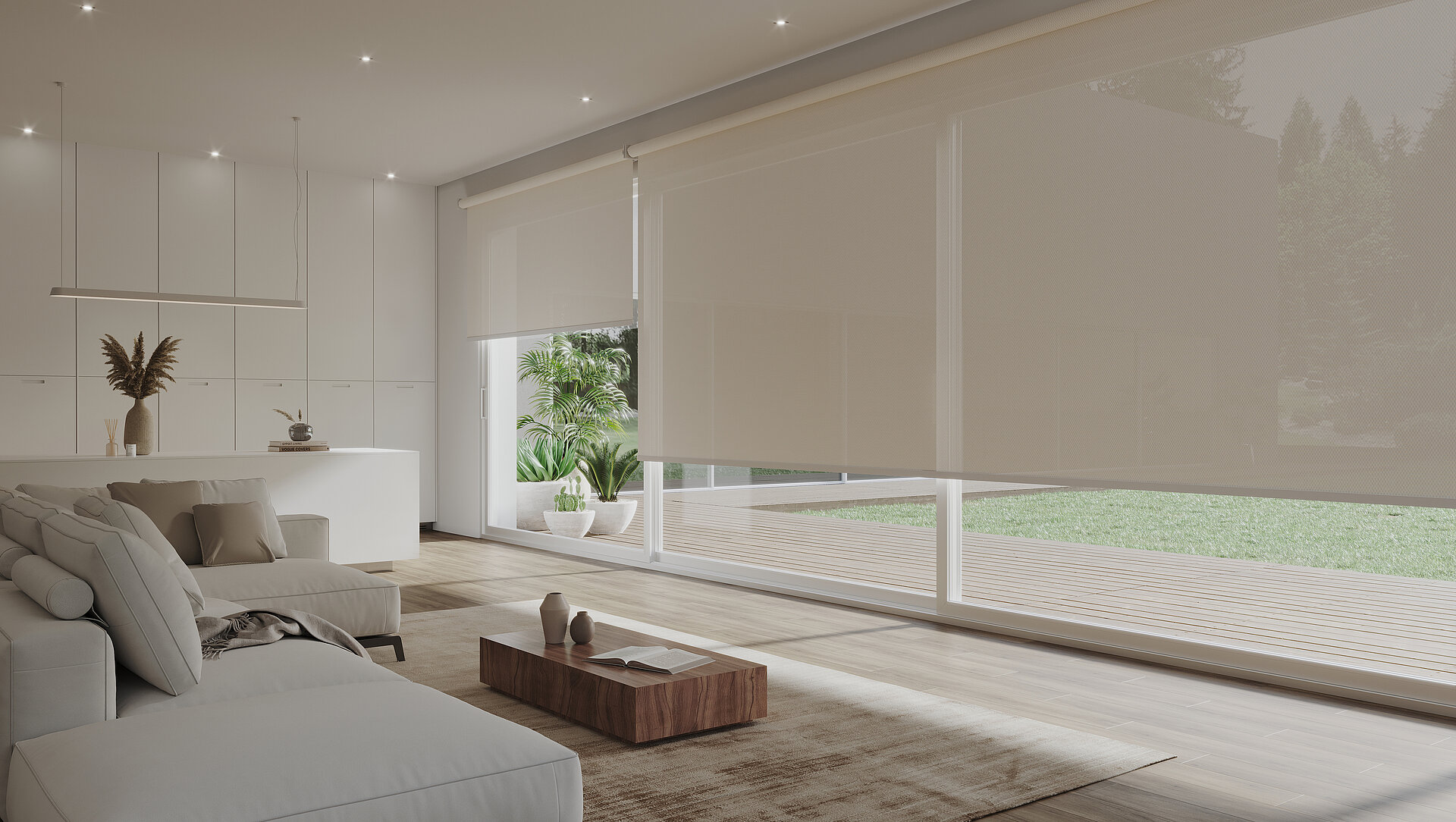 Grosser, offener Wohnraum mit lichtdurchlässigen Rollos in Beige an bodentiefen Fenstern, minimalistischer Einrichtung und Blick ins Grüne.