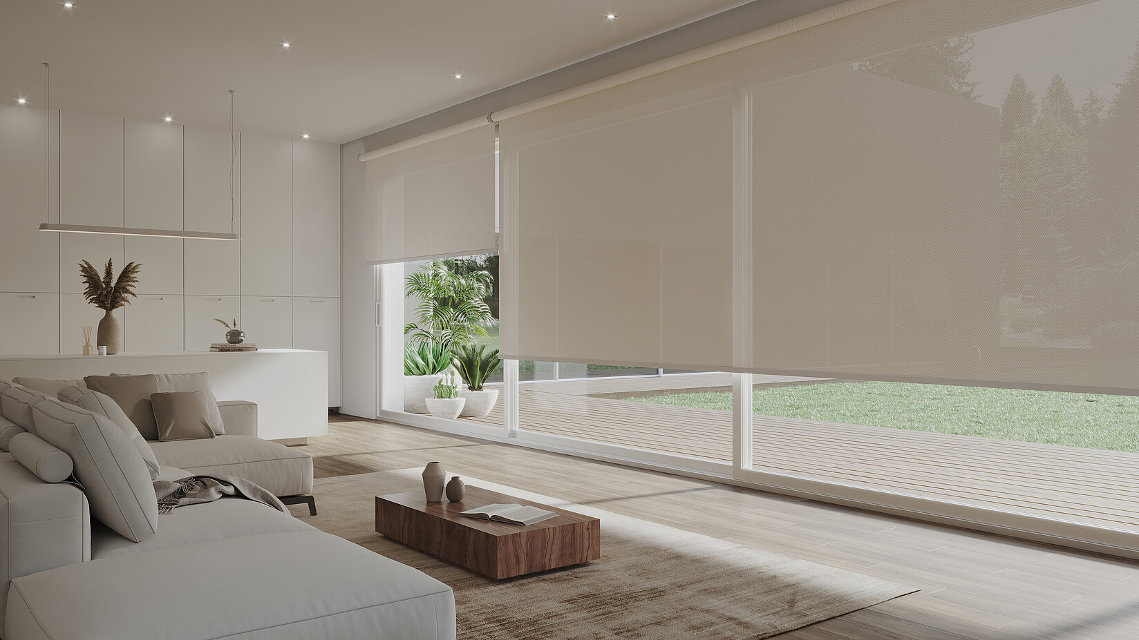 Grosser, offener Wohnraum mit lichtdurchlässigen Rollos in Beige an bodentiefen Fenstern, minimalistischer Einrichtung und Blick ins Grüne.