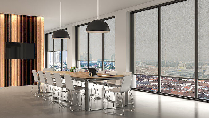 Konferenzraum mit bodentiefen Fenstern und hellen Senkrechtmarkisen.