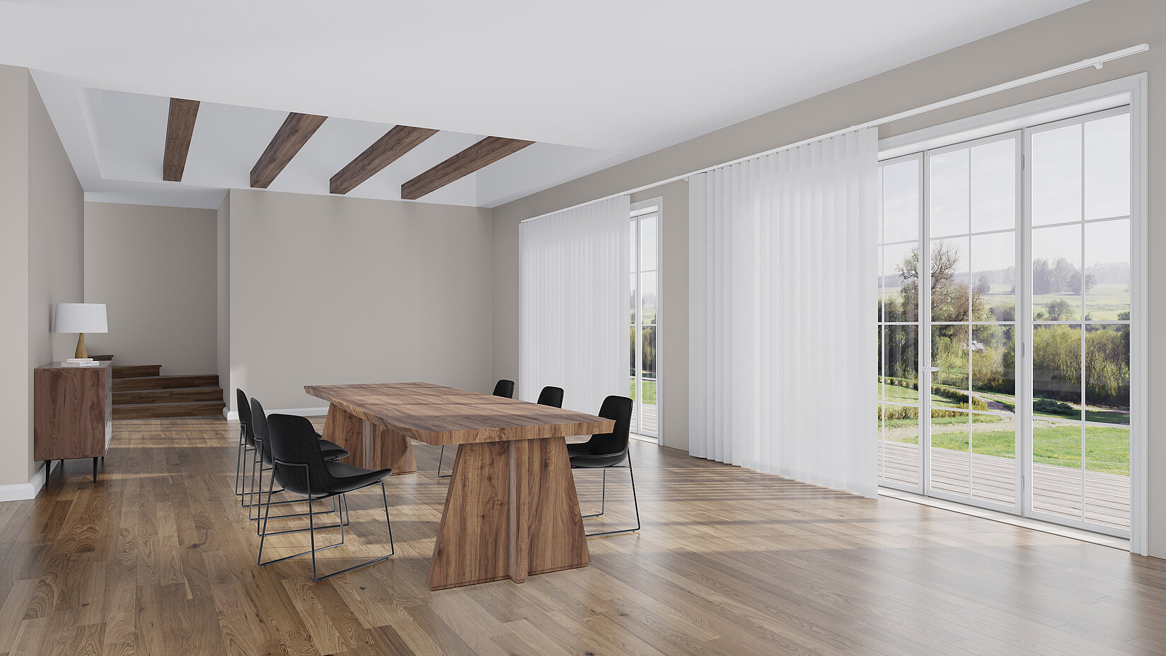 Esszimmer mit langem Holztisch, schwarzen Stühlen und weissen Lamellenvorhängen vor grossen Fenstern mit Blick ins Grüne