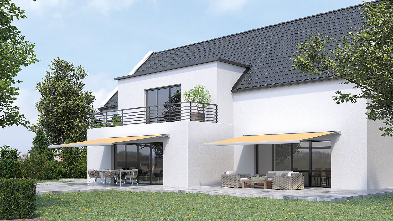 Einfamilienhaus mit zwei gelben Gelenkarmmarkisen über getrennten Terrassen im Garten.