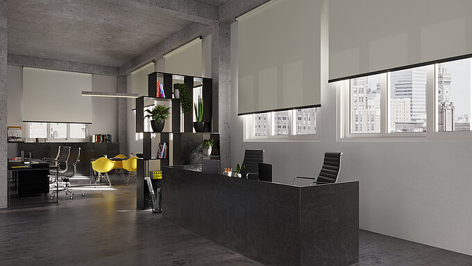 Grossraumbüro mit lichtdurchlässigen Rollos an allen Fenstern. Helle und blendfreie Arbeitsplätze mit modernem, industriellem Interieur.
