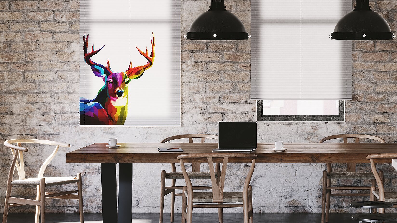 Plissee mit farbigem Hirsch-Digitaldruck in modernem Arbeitsraum mit Backsteinwand und Holztisch.