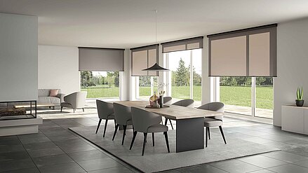 Esszimmer mit grossen Fensterflächen und blickdichten Rollos in Beige, moderne Einrichtung mit Naturblick