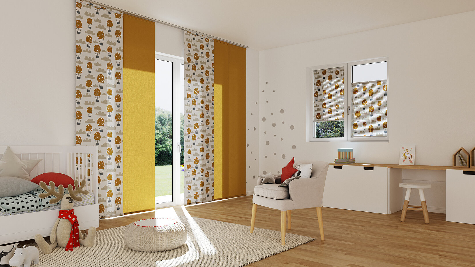 Kinderzimmer mit gelb gemusterten Flächenvorhängen und Wabenplissees mit Pilzdesign