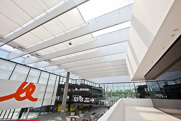 Gegenzuganlage k_oax im Congress Centrum Nürnberg mit textiler Verschattung unter einem Glasdach