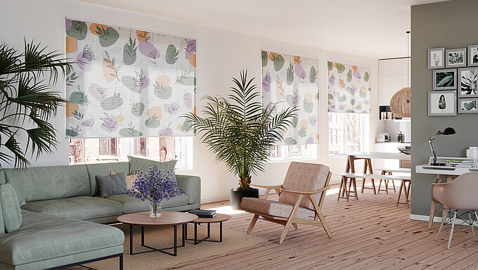 Plissees mit floralen Pastellmotiven in modernem Wohn- und Essbereich mit Holzfussboden.