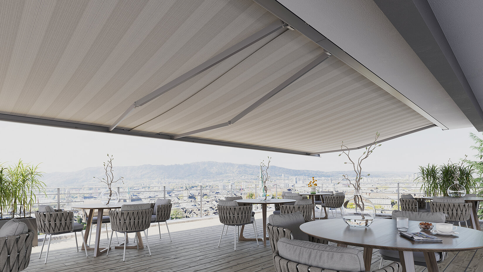 [Translate to Französisch:] gestreifte Terrassenmarkise mit mehreren Tischgruppen