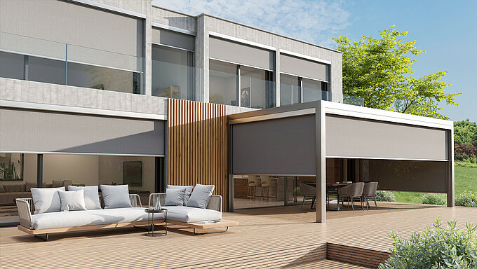 Terrasse mit Lounge- und Essbereich, beschattet durch silberne zip 6 Senkrechtmarkisen in einer modernen Pergola.