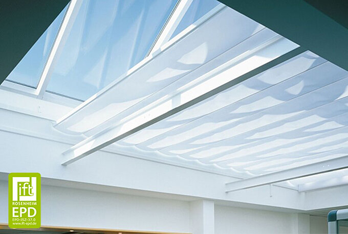 Textile horizontale Beschattung unter einem Glasdach, bestehend aus weissen, überlappenden Stoffbahnen von MHZ.