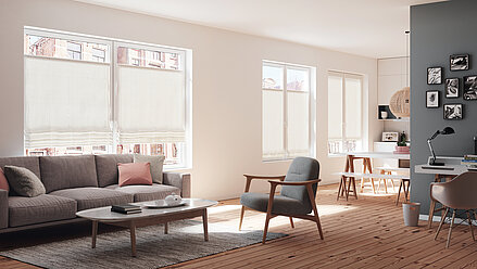 Heller Wohnbereich mit Raffrollos aus lichtdurchlässigem Stoff in natürlichem Look