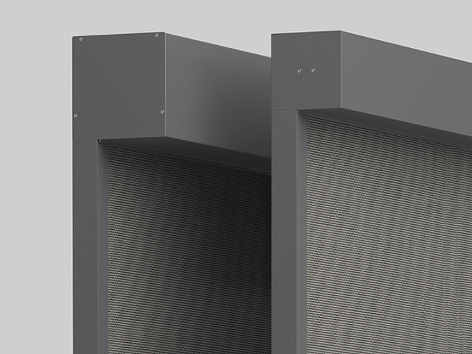 Zwei graue ZIP-Senkrechtmarkisen mit unterschiedlich grossen Kassetten in Nahaufnahme.