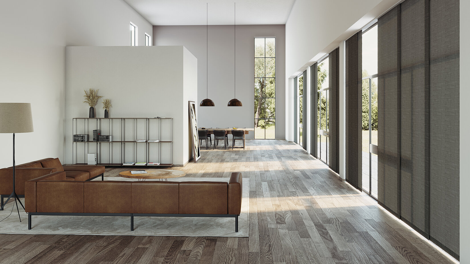 MHZ Flächenvorhang „Milieu“ in Grau vor bodentiefen Fenstern in einem modernen Wohn-Essbereich mit Ledersofa.