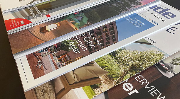 Mehrere Fachzeitschriften und Broschüren liegen nebeneinander auf einem Tisch.