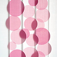 Lasercut-Motiv „Dots“ mit rosafarbenen, überlappenden Kreisen für lebendige Lamellenvorhänge