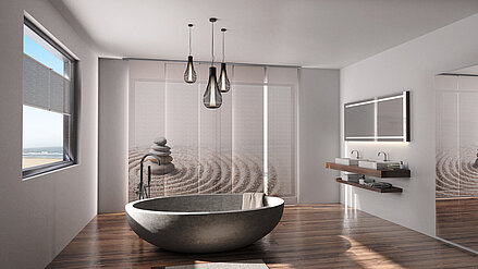 Badezimmer mit freistehender Badewanne mit grauem Plissee und Flächenvorhang im Dessin BALANCE mit gestapelten Steinen auf Sand.