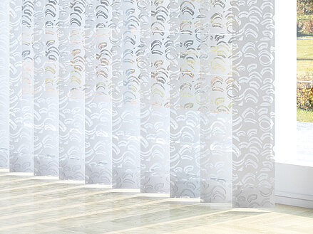 Lasercut-Dessin „Lina“ mit halbkreisförmigem Muster aus der Kollektion Open – für lichtdurchlässige Lamellenvorhänge