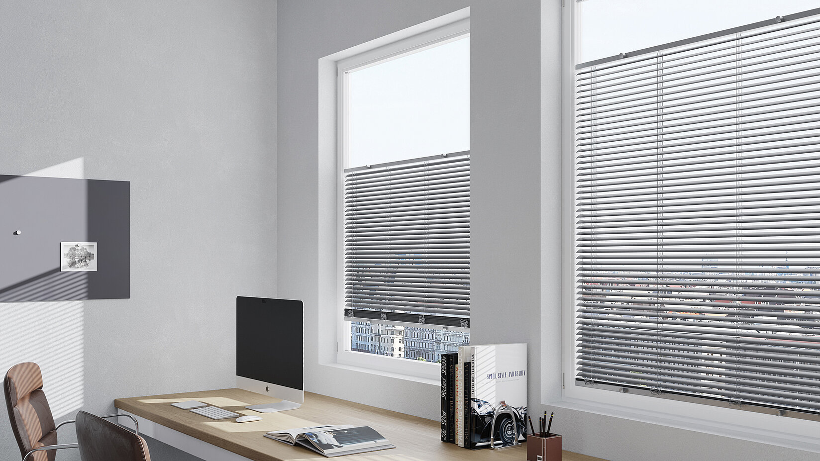 Büro mit zwei Fenstern und Jalousien. Horizontale Lamellen sorgen für blendfreies Arbeiten am Computer.