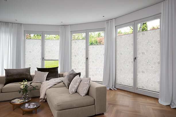 [Translate to Französisch:] Plissee im Wohnbereich Dessin Aurelia