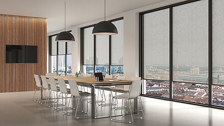 Besprechungsraum mit MHZ zip 2.0 an den Fenstern, grosser Tisch, Pendelleuchten und Blick auf die Stadt.