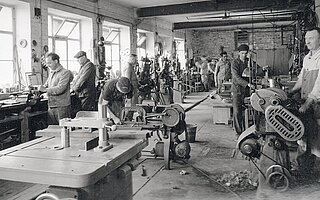 [Translate to Französisch:] Schwarz weiss Bild damalige Vorhangschienenfertigung