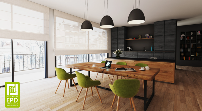 Heller Raum mit Holzfussboden und grossem Esstisch, an den Fenstern sind weisse MHZ-Raffrollos montiert, die weiches Licht in den Raum lassen.