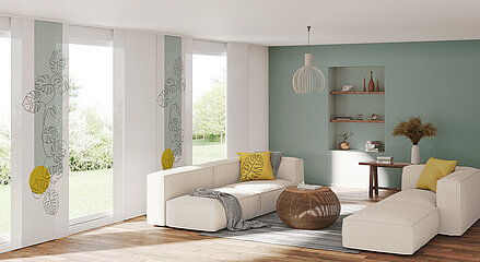 MHZ Flächenvorhang „Tessa“ mit Monstera-Motiv und farbigen gelben Akzenten in einem hellen Wohnzimmer mit grüner Wand.