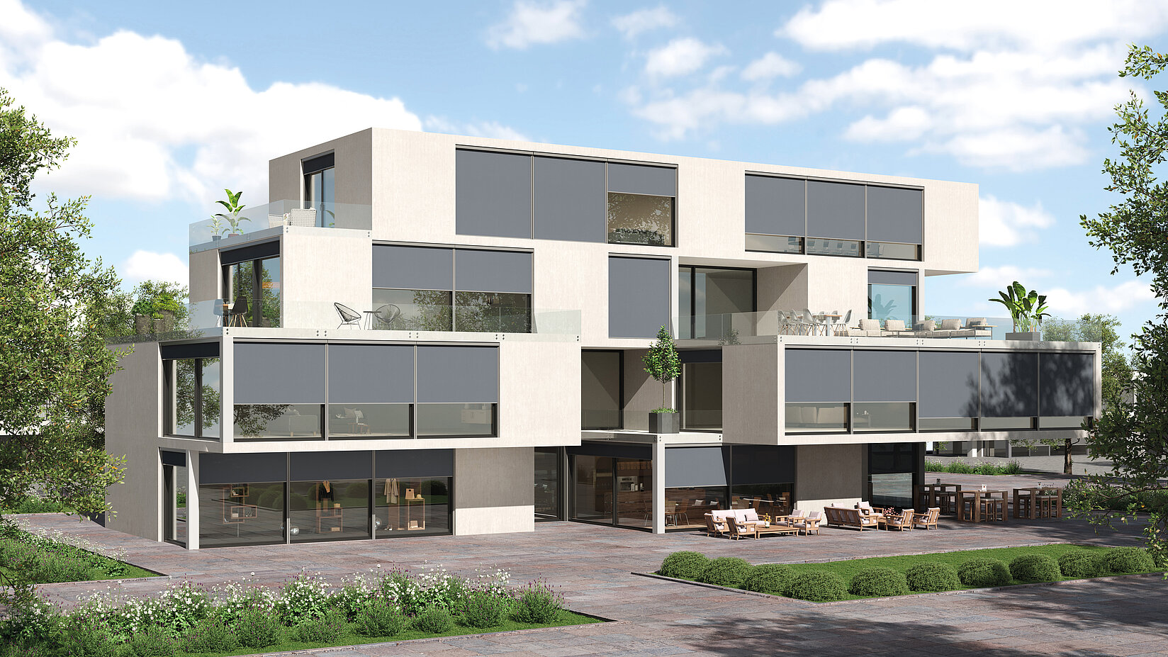 Modernes Gebäude mit dunklen ZIP-Senkrechtmarkisen an allen Fensterflächen, umgeben von Bäumen