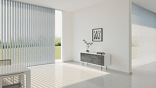 Gemusterte Lamellenvorhänge an den Fenster und Türen im Wohnbereich