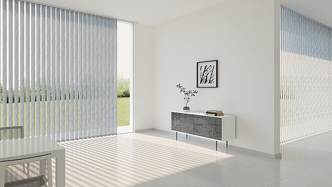 Gemusterte Lamellenvorhänge an den Fenster und Türen im Wohnbereich