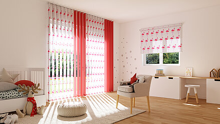 Kinderzimmer mit Flamingo-Rollos und Flächenvorhängen aus der MHZ Design Collection als fröhlicher Sicht- und Sonnenschutz.
