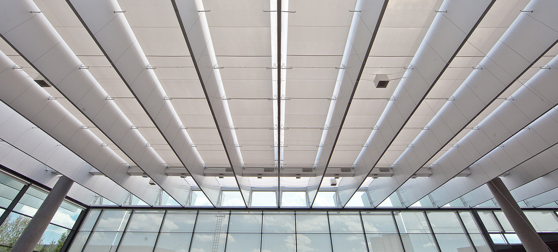 Textile Gegenzuganlage k_oax unter dem Glasdach, Blick von unten nach oben