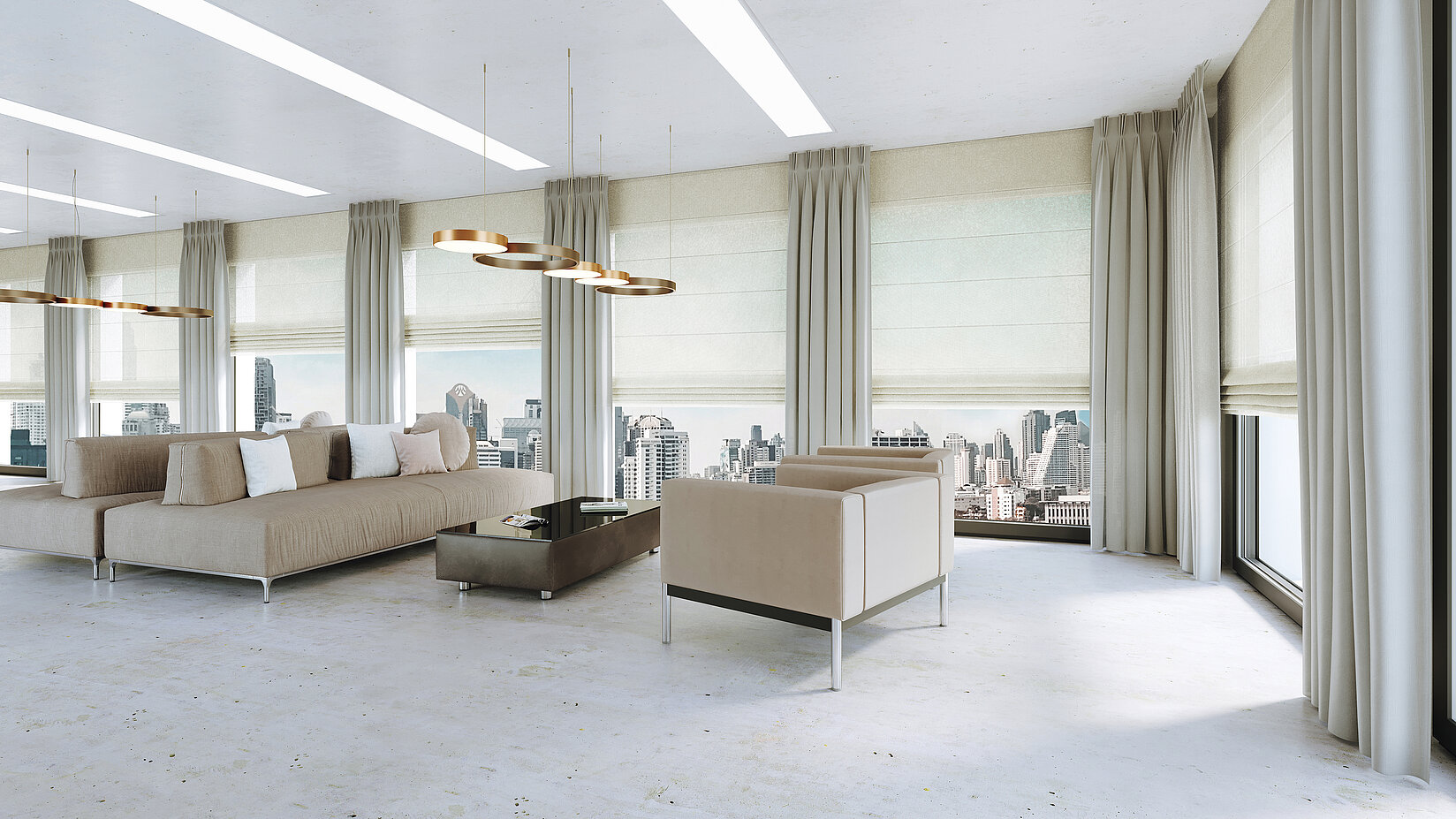 Moderner Lounge-Bereich mit Stadtblick, ausgestattet mit Raffrollos und Vorhängen in Naturtönen