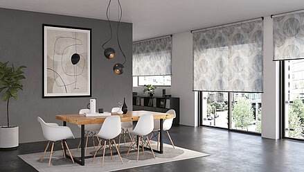 Esszimmer mit grossen Fenstern und halbtransparenten Rollos im geometrischen Kreis-Muster, kombiniert mit modernem Mobiliar und Wandkunst.