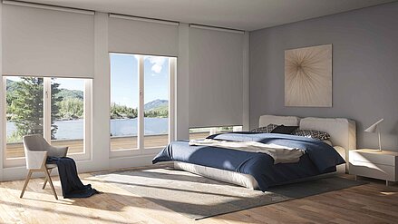 Schlafzimmer mit bodentiefen Fenstern und hellgrauen Verdunkelungsrollos vor einer Naturkulisse
