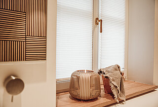 [Translate to Französisch:] Plissees der Kooperation im Badezimmer