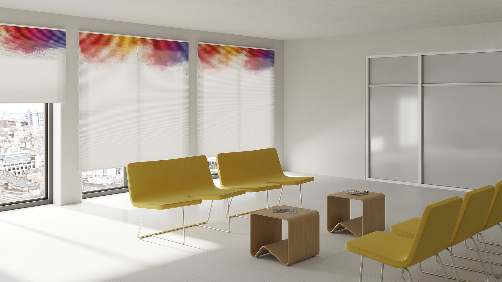Wartezimmer mit gelben Sitzmöbeln und bedruckten MHZ-Wabenplissees mit farbigem Aquarellmotiv am oberen Rand.