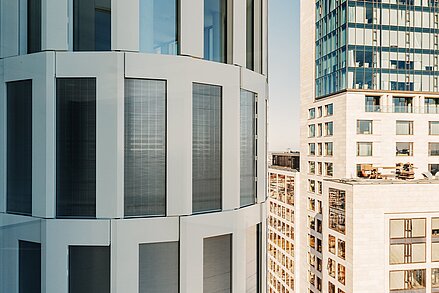 Gebogene Hochhausfassade mit Metallbehang s_enn Upper West in Berlin