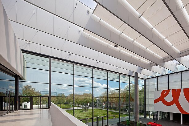 Textile Gegenzuganlage k_oax unter dem Glasdach im Congress Centrum Nürnberg mit Blick nach aussen