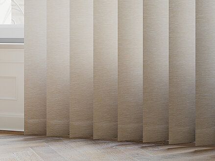 Lamellenvorhang „Kolja“ mit feiner Horizontalstruktur und warmem Farbverlauf in Beigetönen