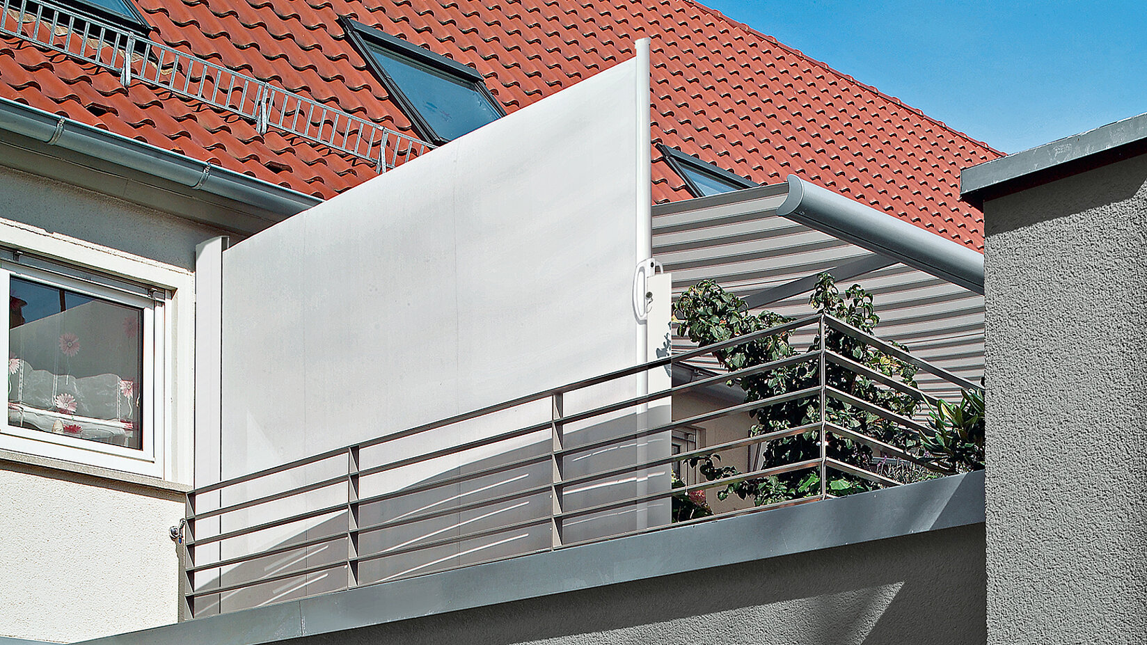 Balkon mit Seitenmarkise Saleo grau