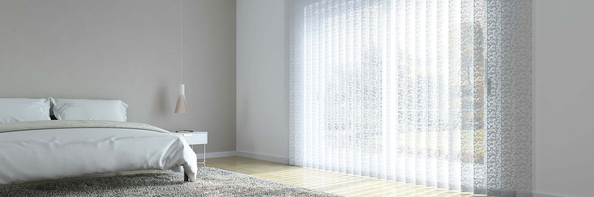 Schlafzimmer mit Doppelbett, grauem Teppich und halbtransparentem Vorhang mit Muster vor bodentiefem Fenster