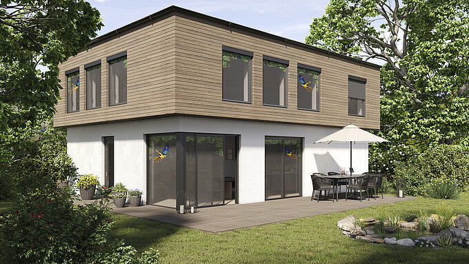 Aussenansicht eines Wohnhauses mit Papagei-Motiv auf Insektenschutzgeweben an mehreren Fenstern.