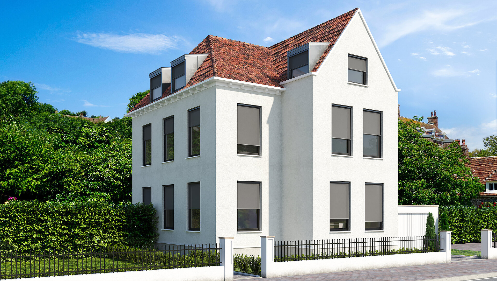 Modernes weisses Wohnhaus mit MHZ SOLIX Aussenrollos an mehreren Fenstern.